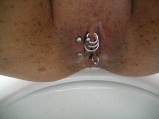 Pinkeln mit Piercings