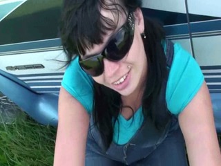 Maulschlampe beim Outdoor Blowjob