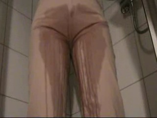 Angepisst unter der dusche